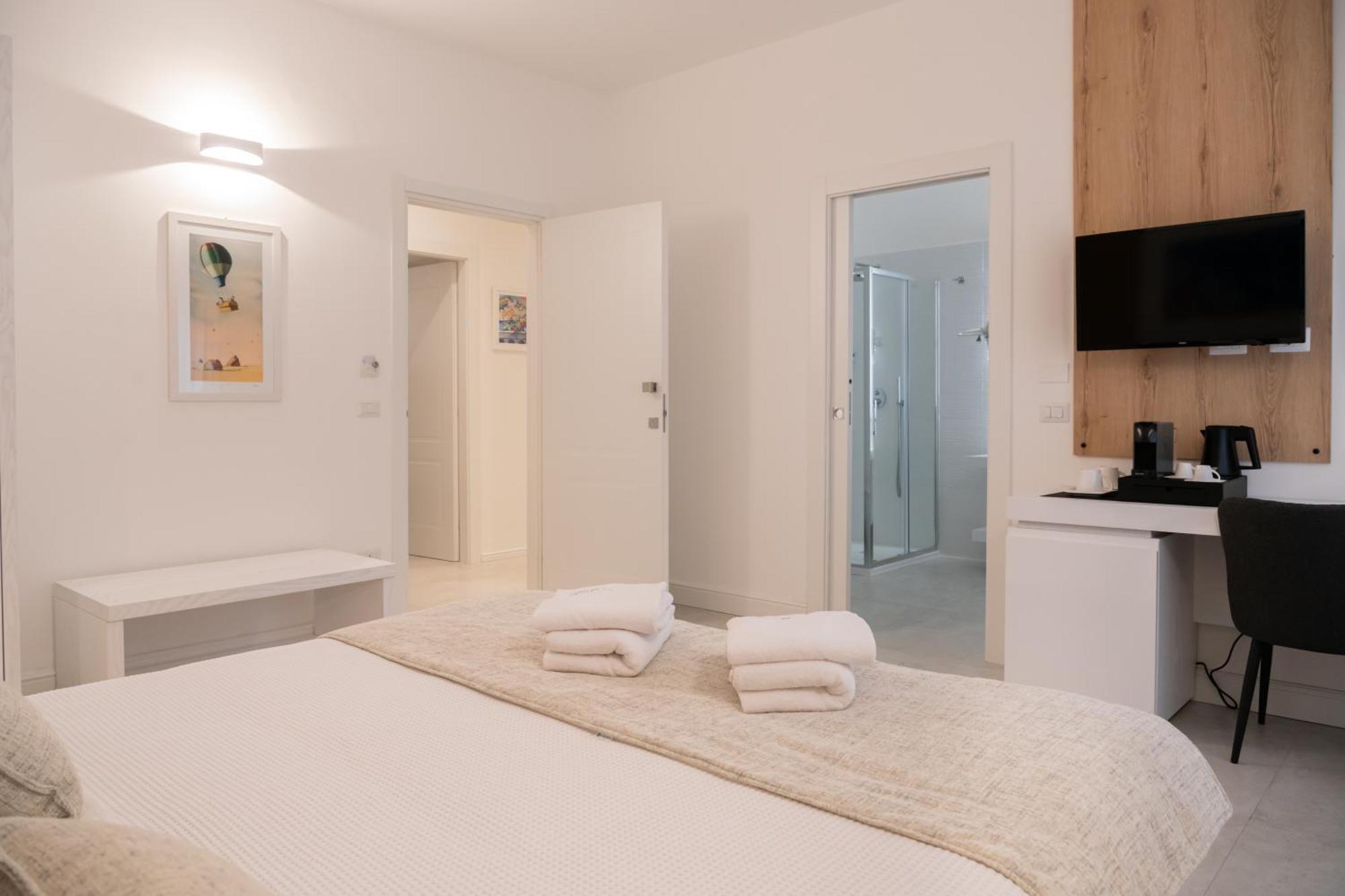 Lo Studio Di Viale Lo Re Camere & Caffe' Lecce Bagian luar foto