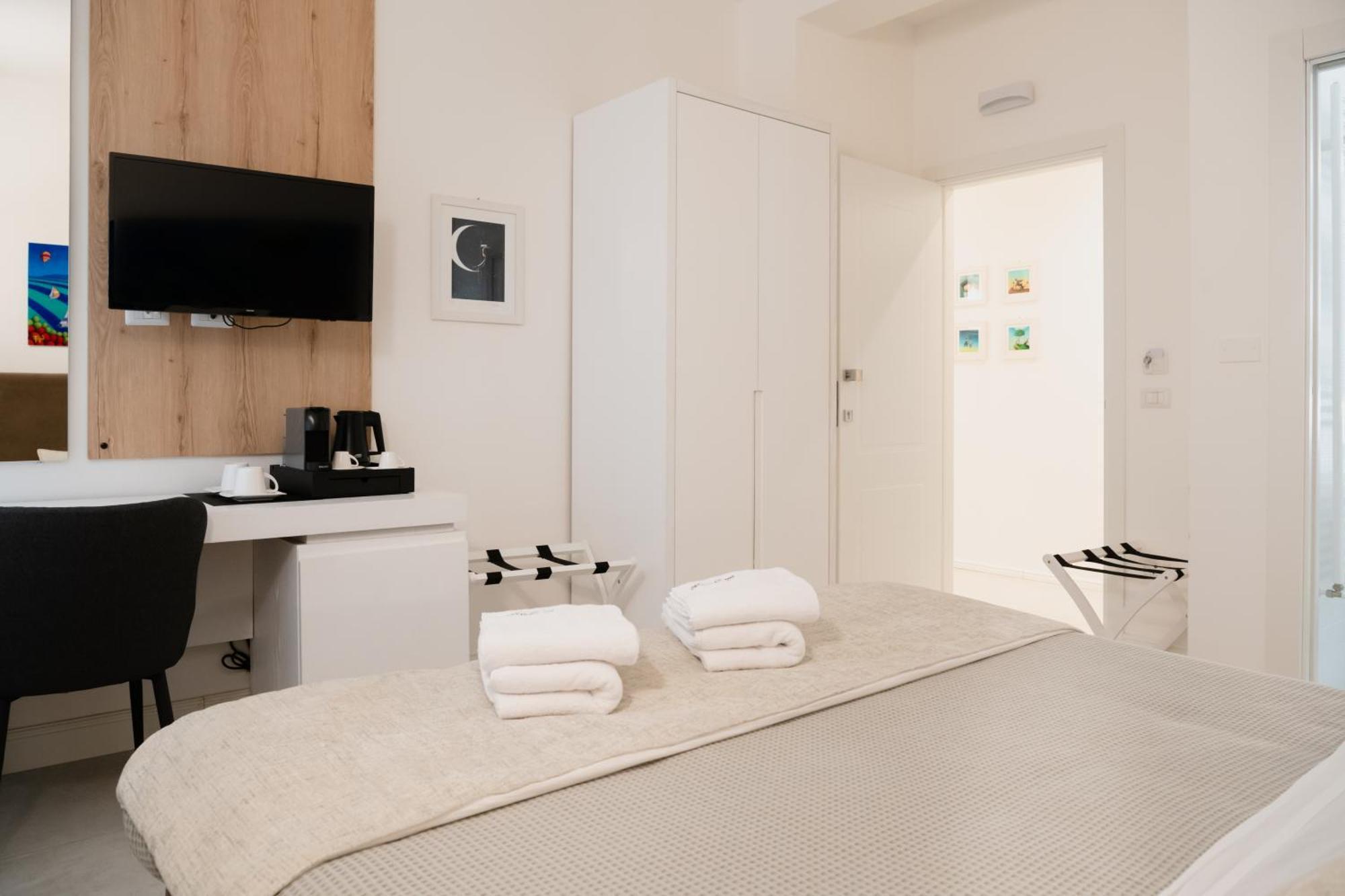 Lo Studio Di Viale Lo Re Camere & Caffe' Lecce Bagian luar foto
