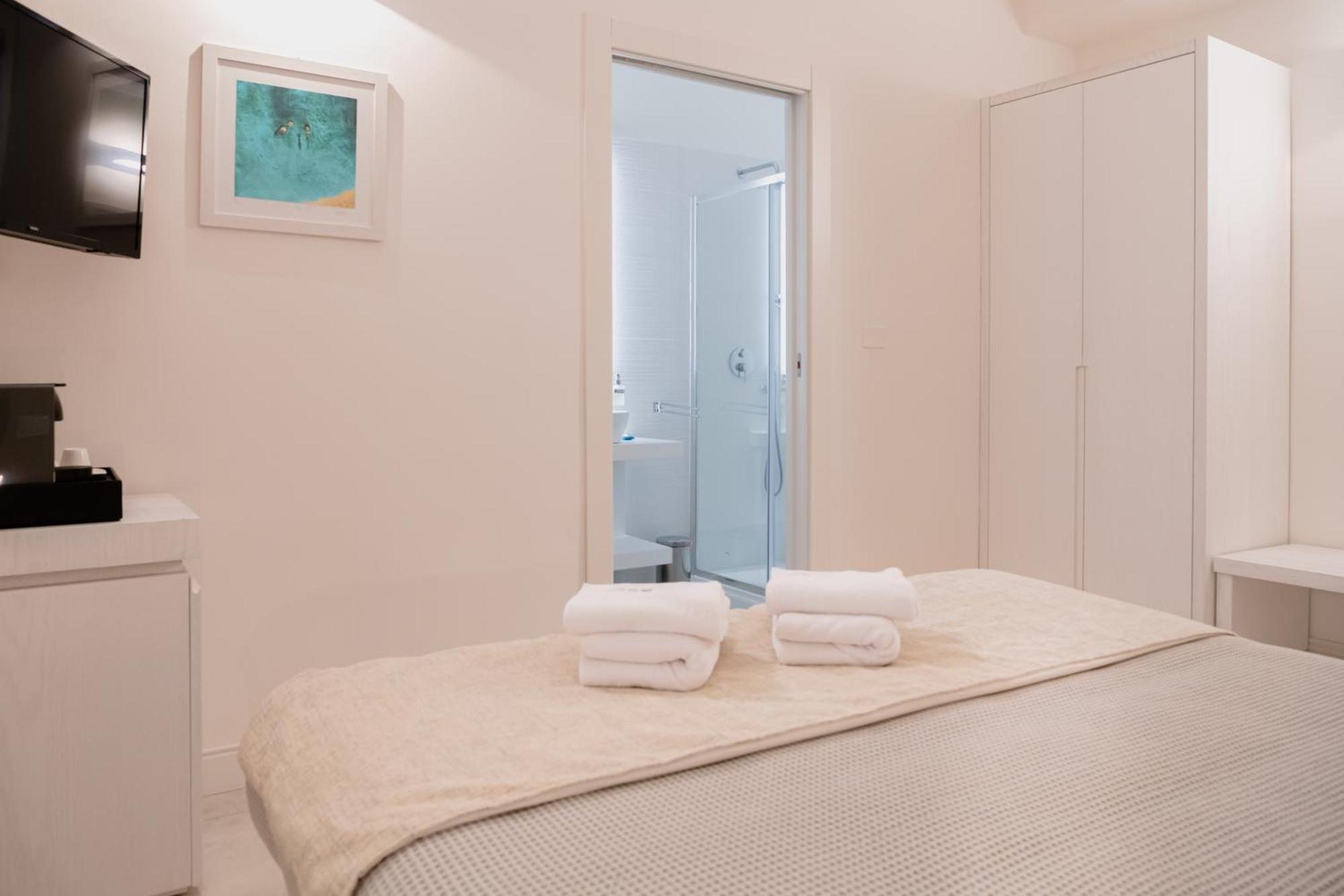 Lo Studio Di Viale Lo Re Camere & Caffe' Lecce Bagian luar foto