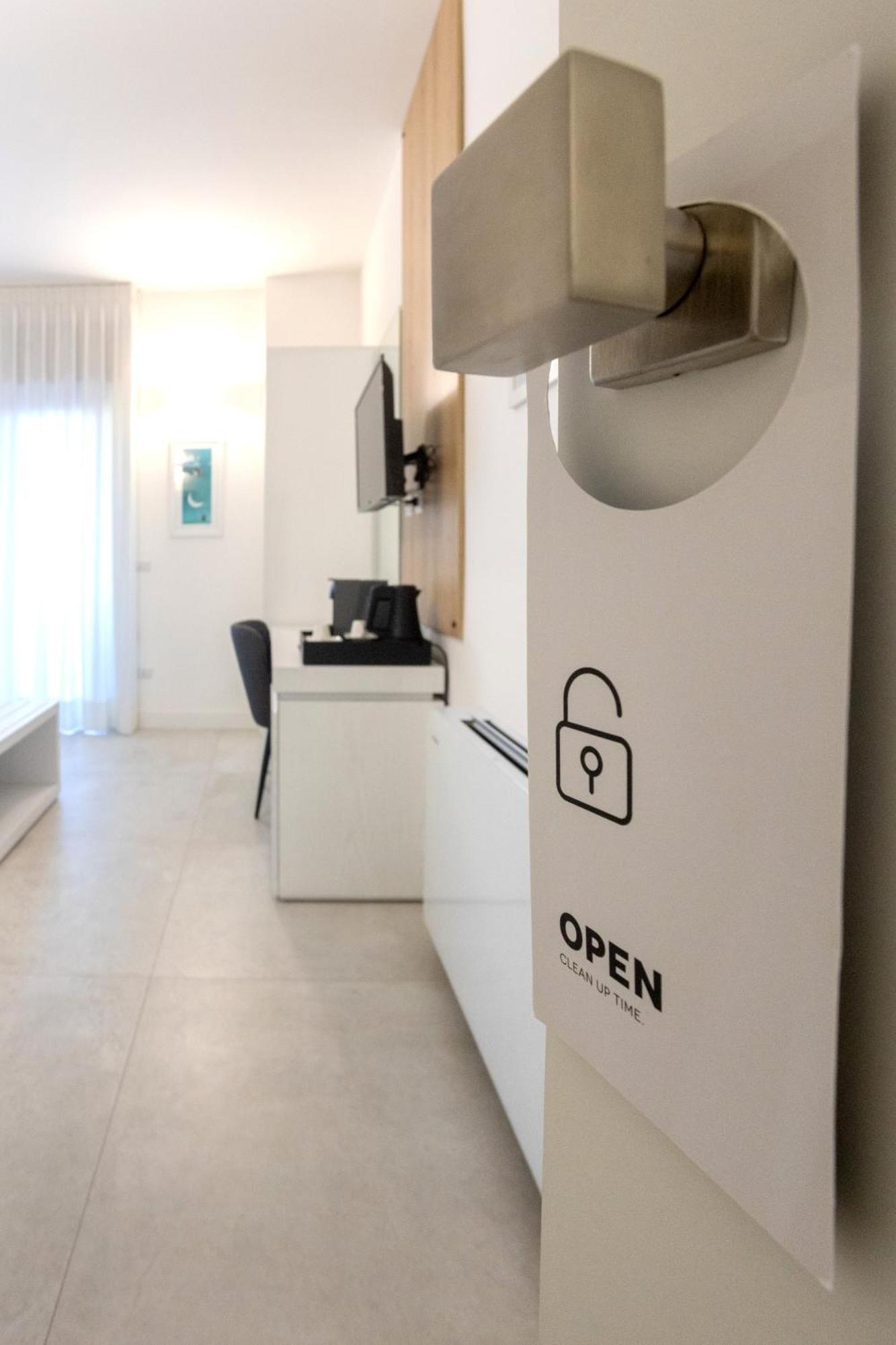 Lo Studio Di Viale Lo Re Camere & Caffe' Lecce Bagian luar foto